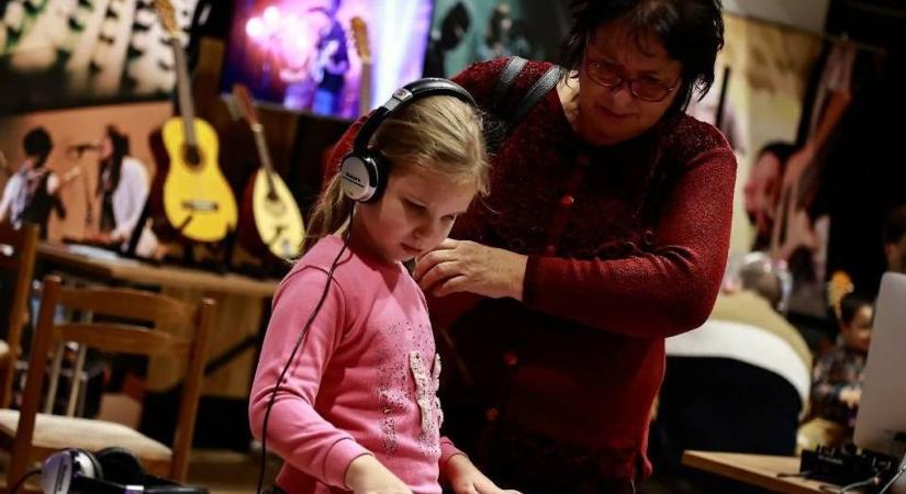 Húrok, billentyűk, dobverők és DJ-pult - teljes zenei élmény Törökszentmiklóson – galériával