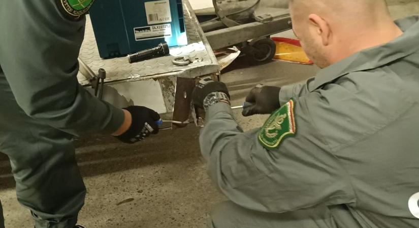 Flex-szel estek neki a NAV pénzügyőrök a „szánkózási” trükköt alkalmazó csempészek trélerének – fotók
