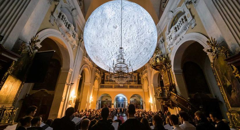 Lights On fesztivál Kolozsváron: visszatér a Hold-installáció, fényautóbusz is lesz