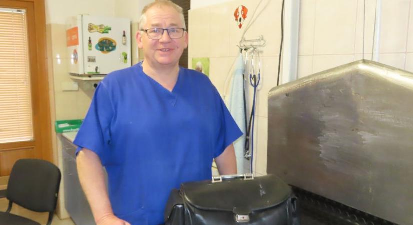 „Ott is dolgozom majd, kijárós, táskás állatorvos leszek” – 20 év után új életet kezd Vásárhely legendás állatorvosa