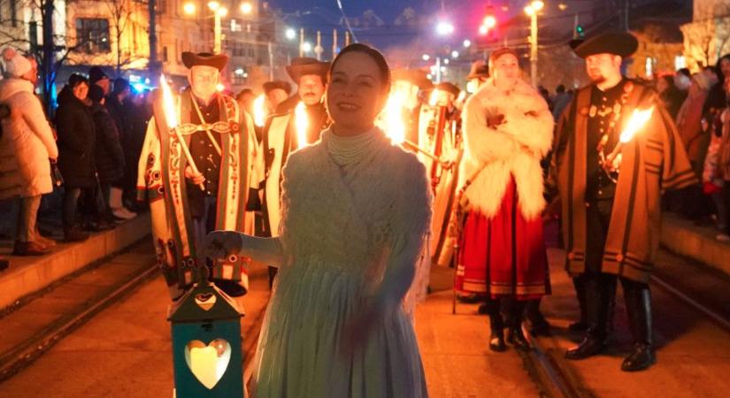 Átszervezi a gyertyagyújtás a villamos közlekedését