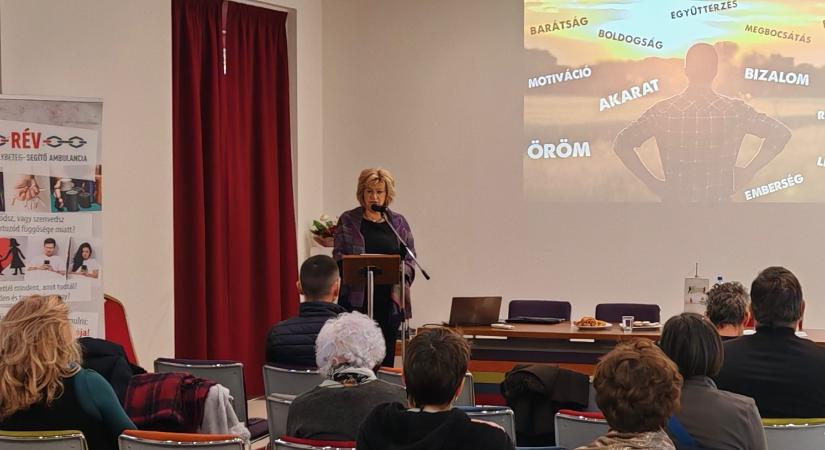 Addiktológiai szakmai rendezvényt tartottak Dorogon