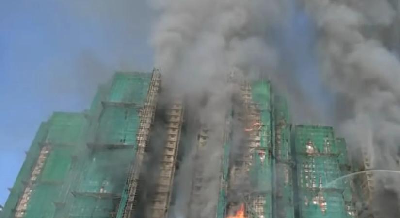 Most kaptuk a sokkoló felvételeket: három felhőkarcoló áll lángokban