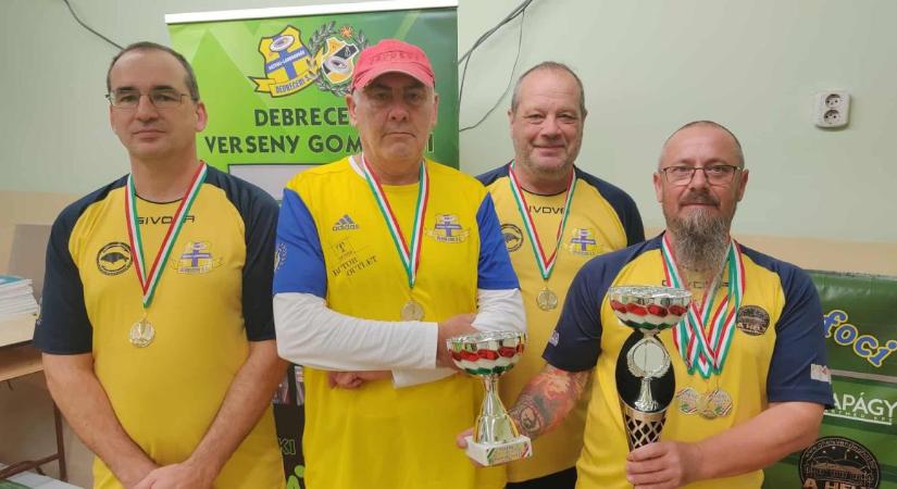 Megvédték csapatbajnoki címüket a debreceni gombfocisok