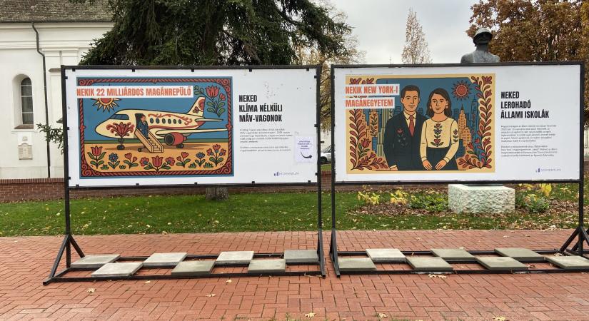 „Mesés” óriásplakátok kerültek a Szántó Kovács János szobor elé