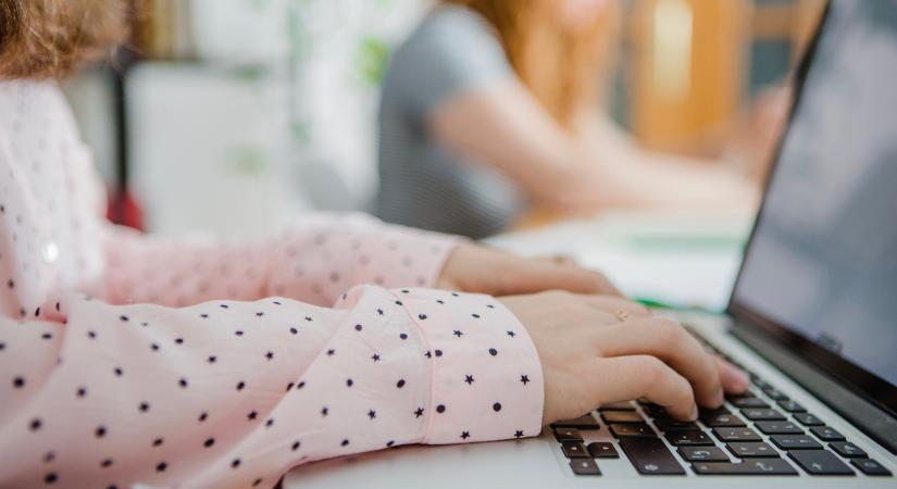 Iskoláknak adományozott laptopokat a 4iG Alapítvány, melyből az esztergomi Géza is kapott