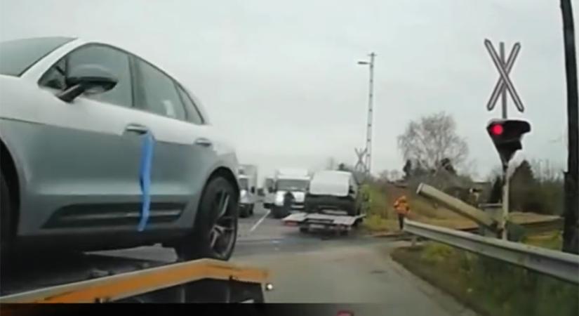 Pánik az átjáróban: Leszakadt a pótkocsi, majd a sínekre gurult