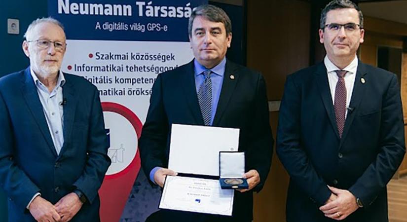 Nívós díjjal tüntették ki a Debreceni Egyetem Informatikai Karának oktatóját