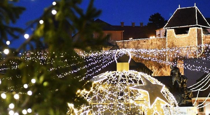 Pénteken eindul az Eger Advent a Dobó téren - felgyulladnak a fények