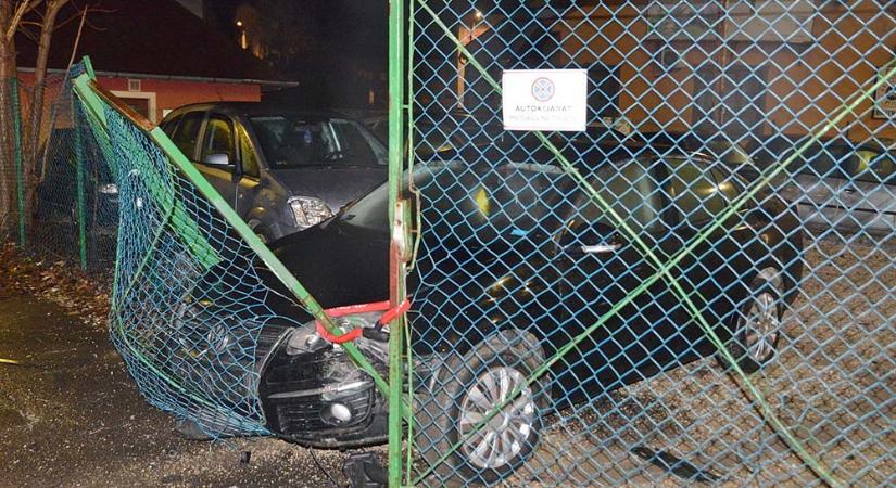 Három autót próbált ellopni, minddel fennakadt a kerítésen