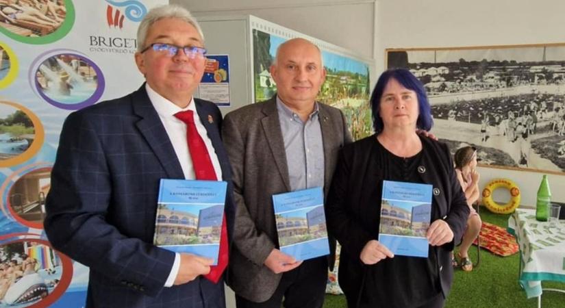 Kilenc évtized a víz bűvöletében – könyvbemutató és kiállítás nyílt a komáromi fürdőben