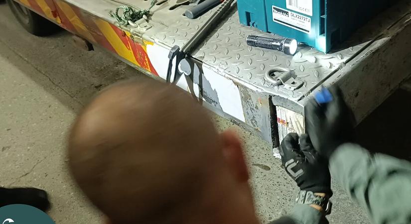 Trélerbe rejtett cigarettát talált a NAV az M5-ösön