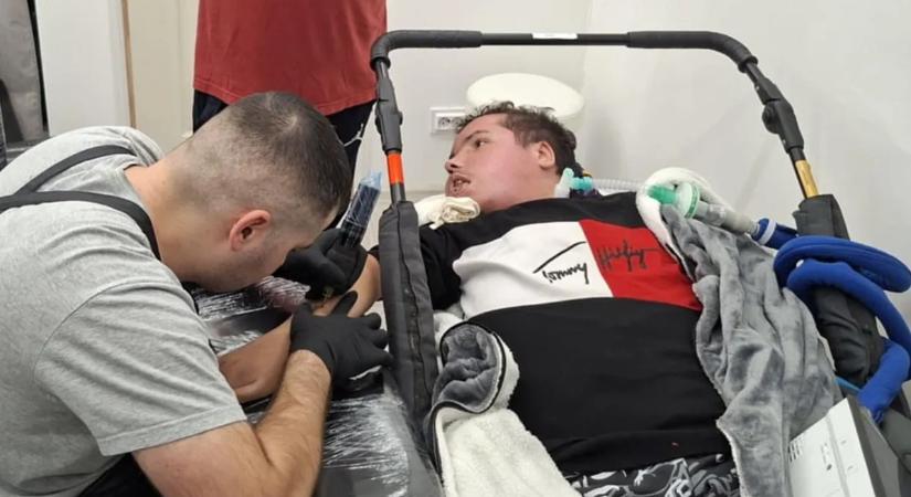 Tetoválást kapott az SMA-val küzdő Zsoltika – így reagált az édesanya