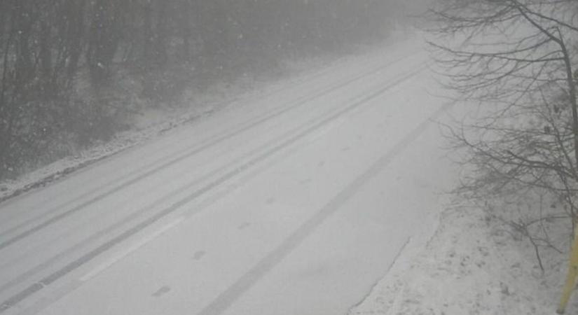 Itt a nem várt meglepetés, újra havazni kezdett Dobogókőn fotó