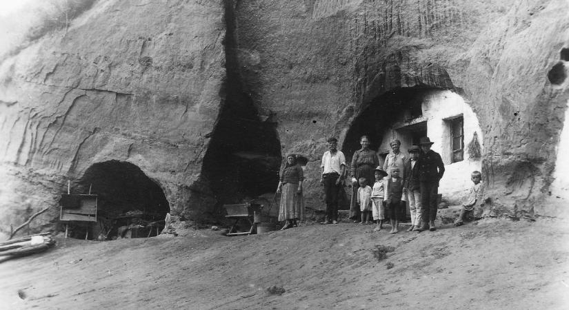 Barlangokba voltak kénytelen költözni a családok – hihetetlen, mire derült fény a Balatonnál