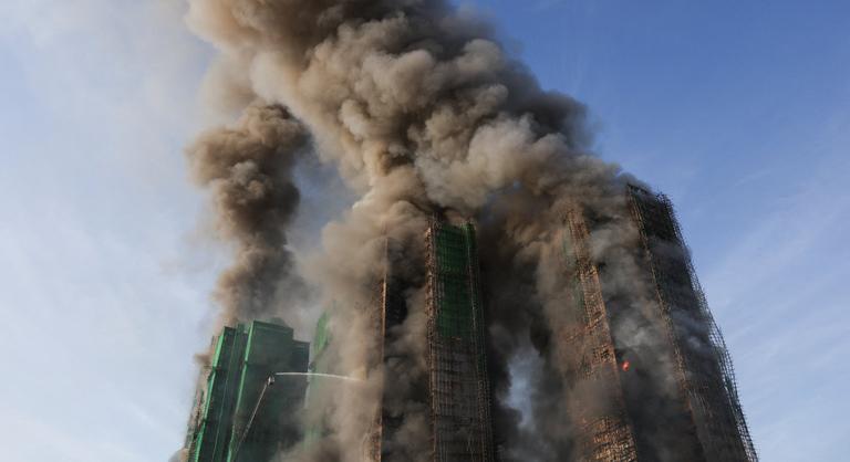 Hatalmas lángokkal ég több toronyház Hongkongban, négy ember meghalt