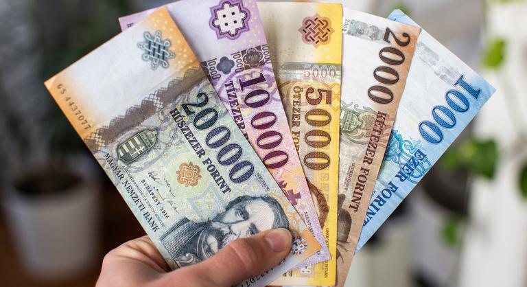 Jövőre bruttó 320-323 ezer forintra emelkedhet a minimálbér
