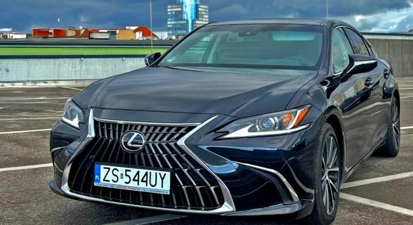 Éjjel-nappal hajtották a japán luxusautót, meglepő hogy bírta a gyűrődést