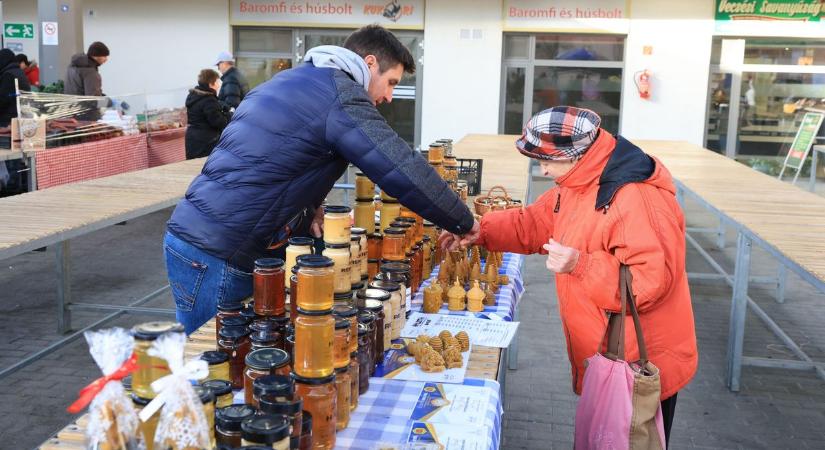 Meglepő árzuhanás a szekszárdi piacon: aki kiment, jól járt az esős szerdán (galéria)