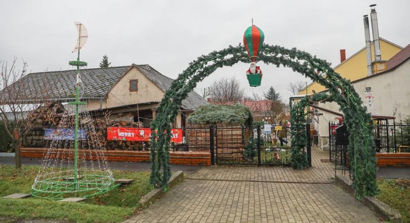 Minden eddiginél több újdonsággal nyit a balogunyomi karácsonyi meseház - sok fotó