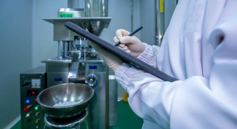 Álellenőr tartja rettegésben az éttermeket: kézzel nyúl az ételekbe, bezárással fenyegetőzik