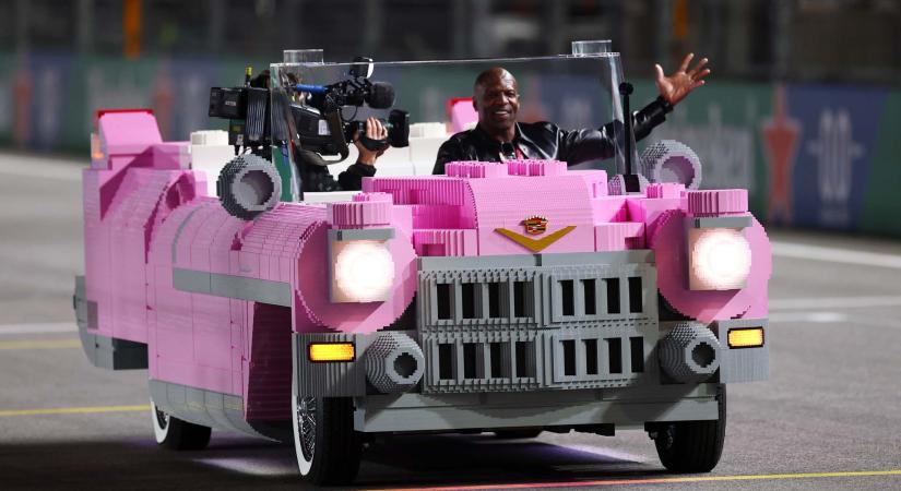 418 ezer elemből áll az F1-es dobogósokat szállító LEGO-Cadillac