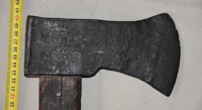 Baltával ütötte párja szeretőjét