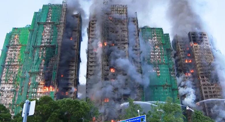 Halálos tűz pusztít – Több ezer lakás ég, sokan bennrekedtek (VIDEÓ)