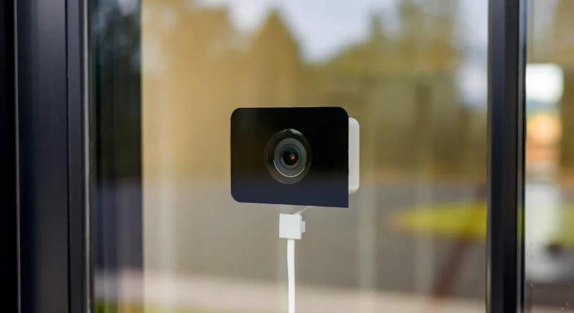 Ez a biztonsági kamera az ablakra tapadva figyeli a kertet