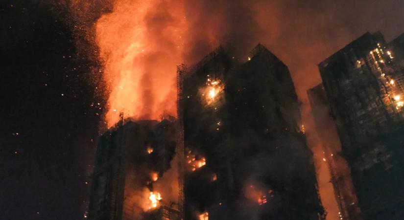 Pokoli tűz pusztított, négy ember meghalt egy társasházban – videó