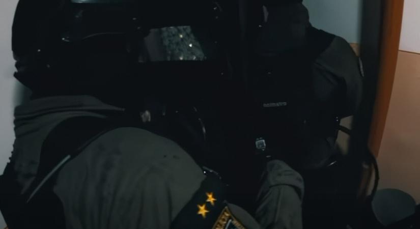 Kommandósok törték rá az ajtót drogdílerekre éjszaka (VIDEÓ)