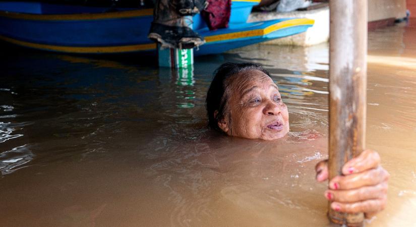 Helikopterrel mentik a kórházi betegeket, óriási a baj a 300 éve nem látott esőzés miatt Thaiföldön
