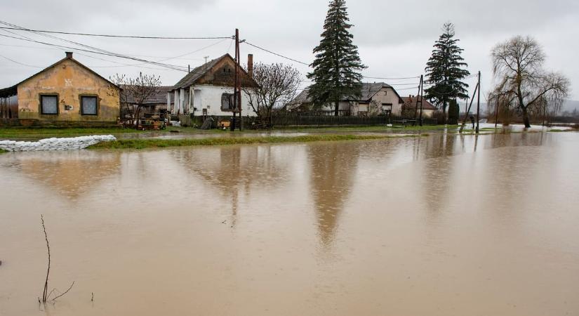 Árad az Ipoly, több családot ki kellett költöztetni