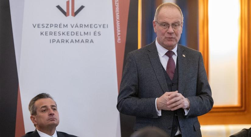 Navracsics Tibor: A munkahelyteremtés és új befektetések vonzása miatt is fontos a 8-as főút mielőbbi fejlesztése ( galéria, videó)