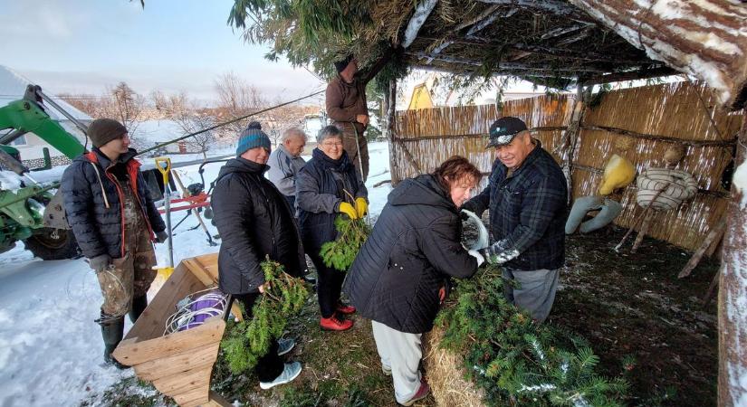 A hó sem állíthatta meg a gannai betlehemépítést