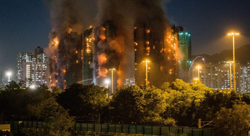 Kigyulladt egy lakótömb Hongkongban, több toronyház is lángol – videó