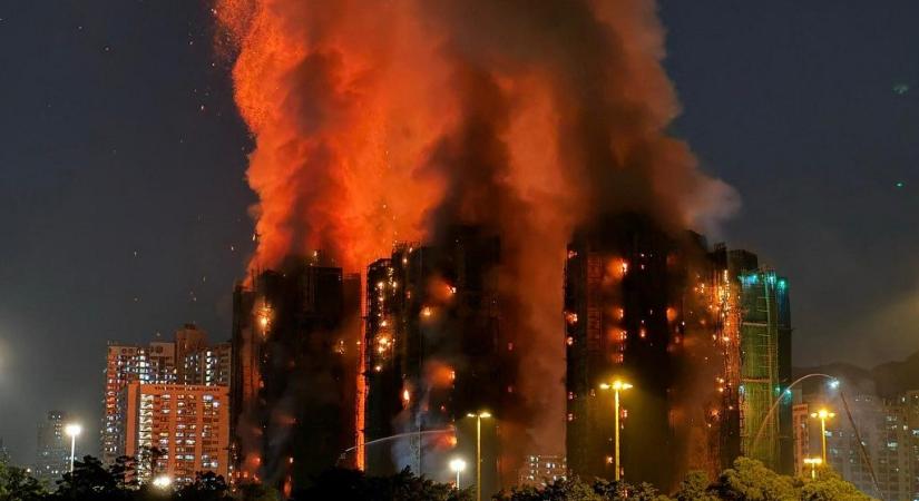 Lángoló toronyházak Hongkongban: négyen meghaltak