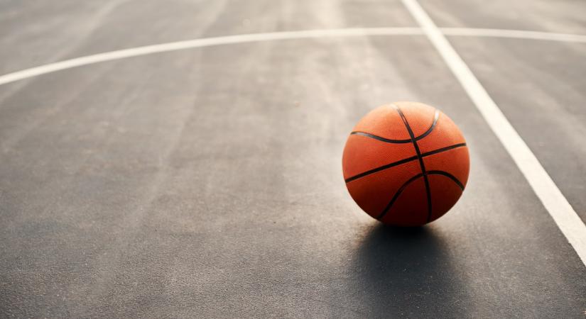 Gyászolnak a diákok – összeesett és meghalt egy 14 éves középiskolás fiú a kosárlabdaedzésén