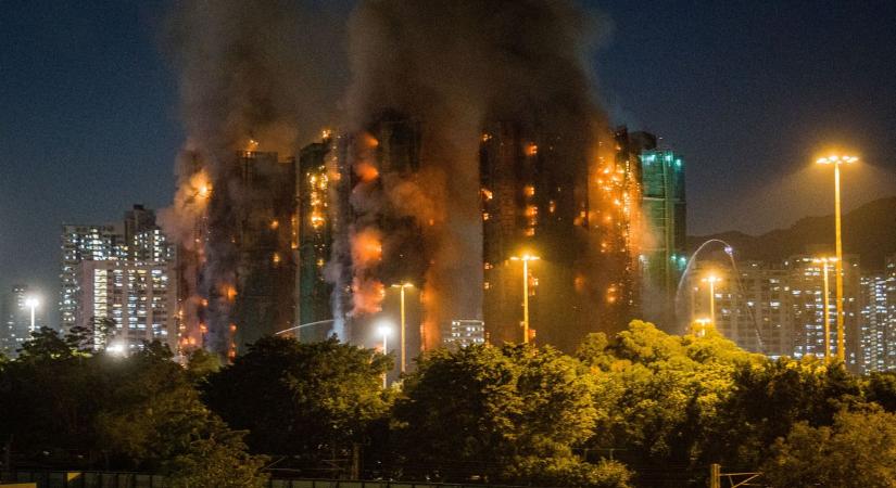 Hatalmas tragédia Hongkongban: kigyulladt egy toronyházakból álló lakónegyed, még zajlik a mentés – fotók, videó