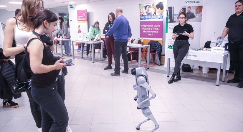 Amikor a pályaválasztást egy robotkutya teszi izgalmassá – PE Zalaegerszeg nyílt nap! (galéria)