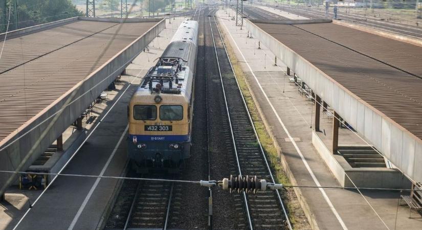 Akár 5 évre is börtönbe kerülhet a mentős, aki fejbe rúgott egy embert a hatvani vasútállomáson