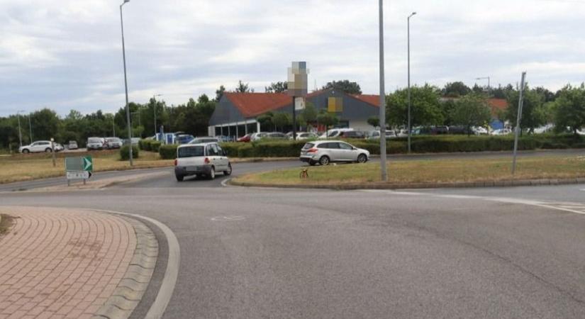 Vállalhatatlan dolgot tett a sofőr, miután vészfékezésre kényszerített egy motorost