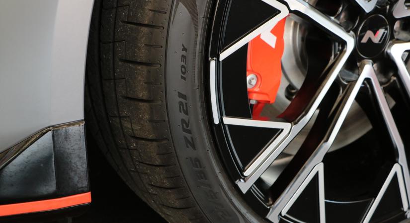 Lenyűgözte a Porsche-fejeseket az ázsiai villanyautó