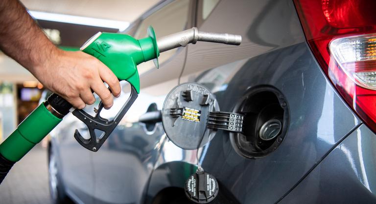 Jó hír az autósoknak, csütörtöktől olcsóbb lesz a tankolás