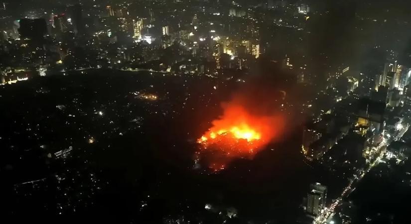 Pokollá vált a város – otthonok százait égette porrá a tűz Bangladesben