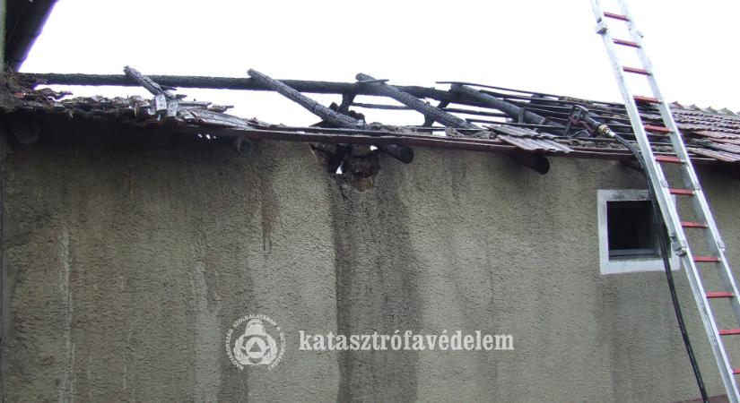 Kigyulladt egy melléképület Törökszentmiklóson