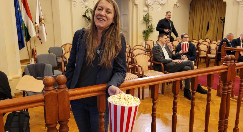 Popcornnal készül a Kutya Párt a Fővárosi Közgyűlés délutáni folytatására