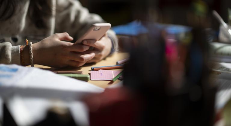 Az Európai Parlament 16 év alattiaknak betiltaná a közösségi oldalakat