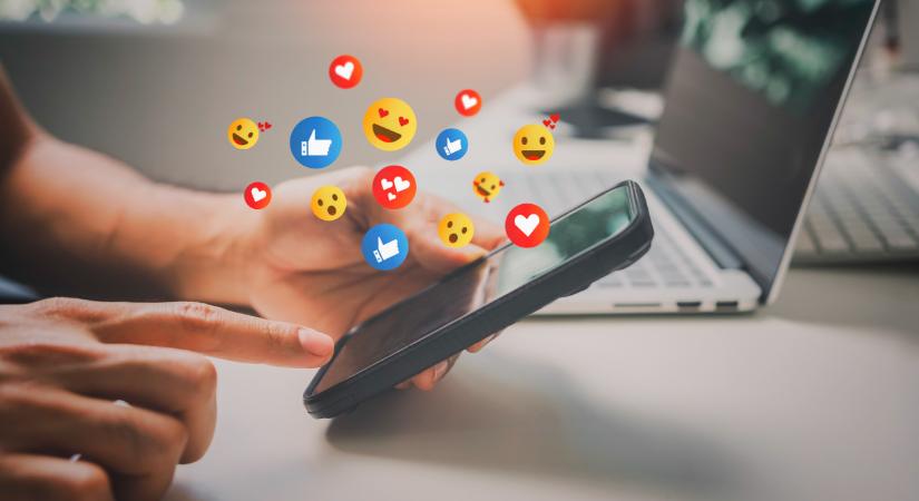 Folytatódik az adok-kapok? A közösségi média betiltása ellen tiltakoznak a tinédzserek