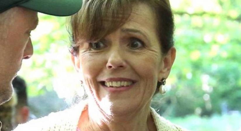 A mi kis falunk 66 éves színésznője combvillantós ruhában: ennyire dögös volt Tóth Enikő a címlapon